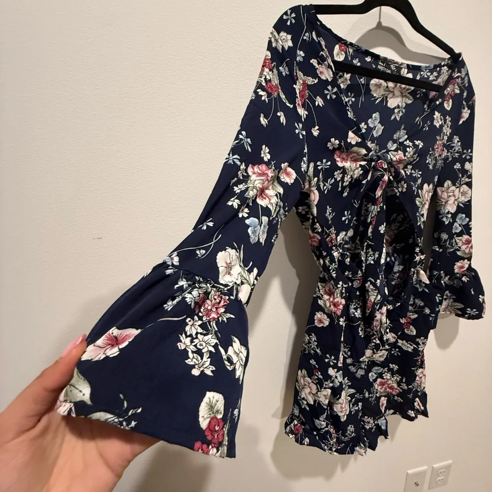 Nasty Gal Navy Blue Floral Romper Size 8 - Picture 2 of 6